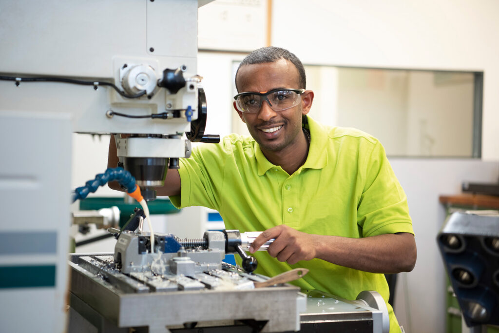 Mechaniker an einer Fräsmaschine