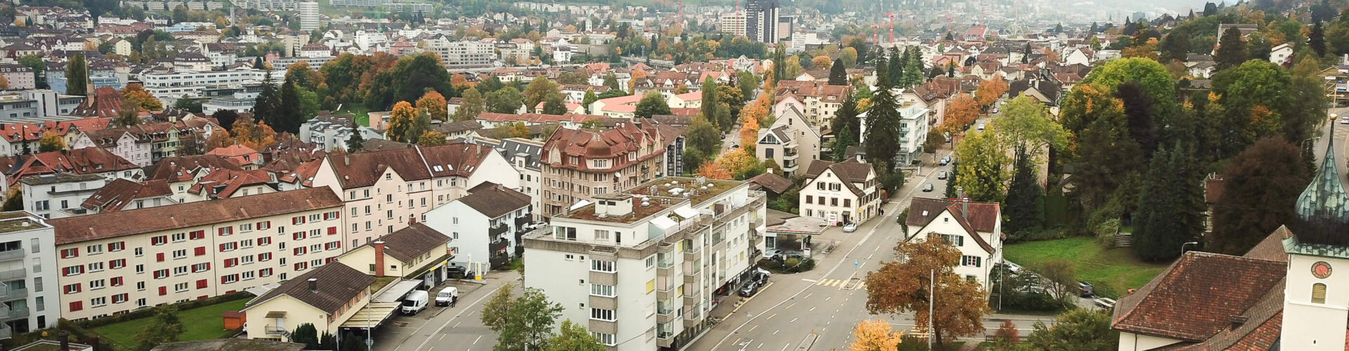 Drohnenaufnahme der Wohnschule Langgasse mit Blick Richtung dem Zentrum der Stadt St. Gallen mit Kantonsspital, Rathaus. Im Hintergrund der Säntis.