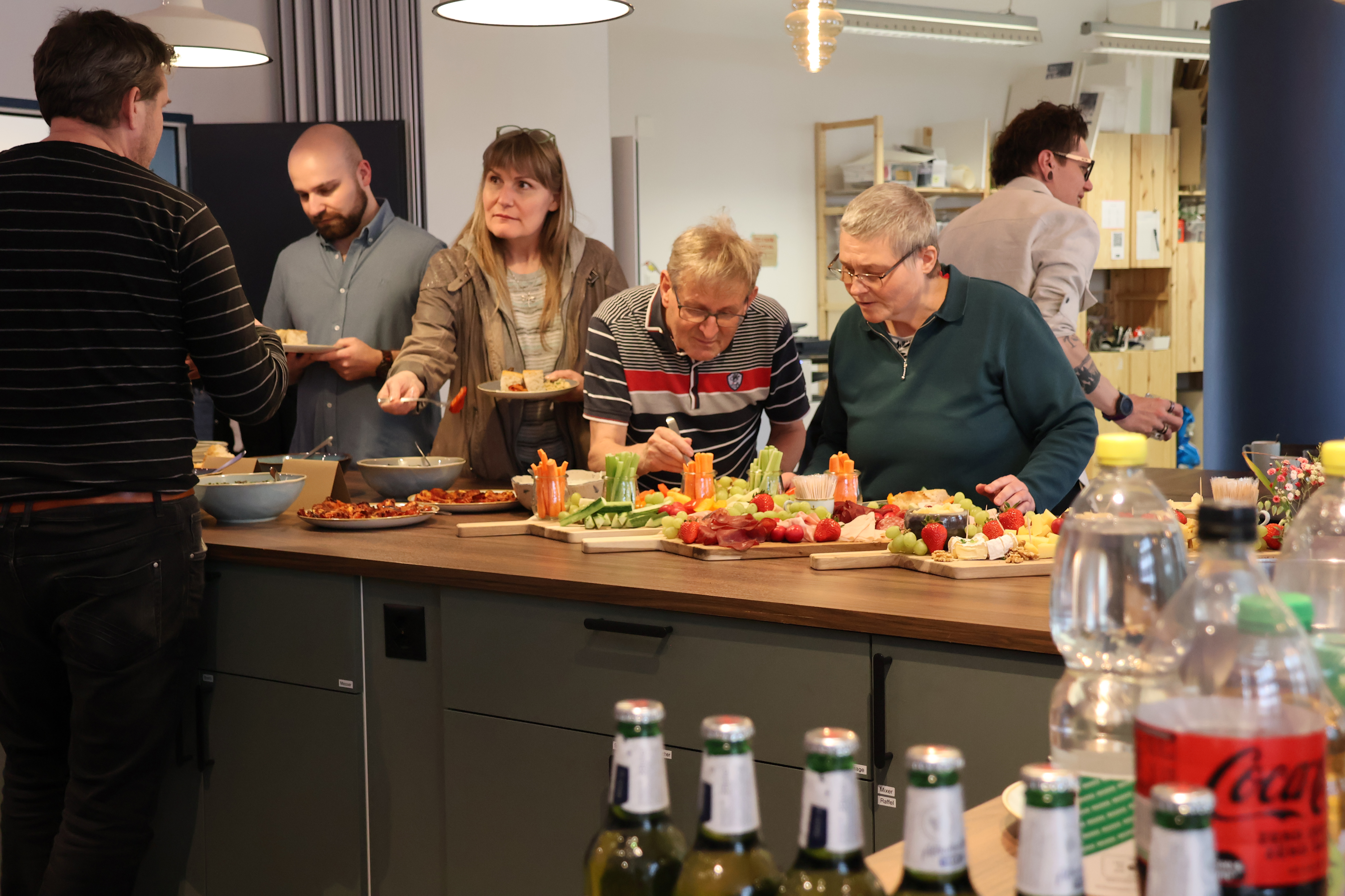 Geburtstags-Gäste am Apéro-Buffet.