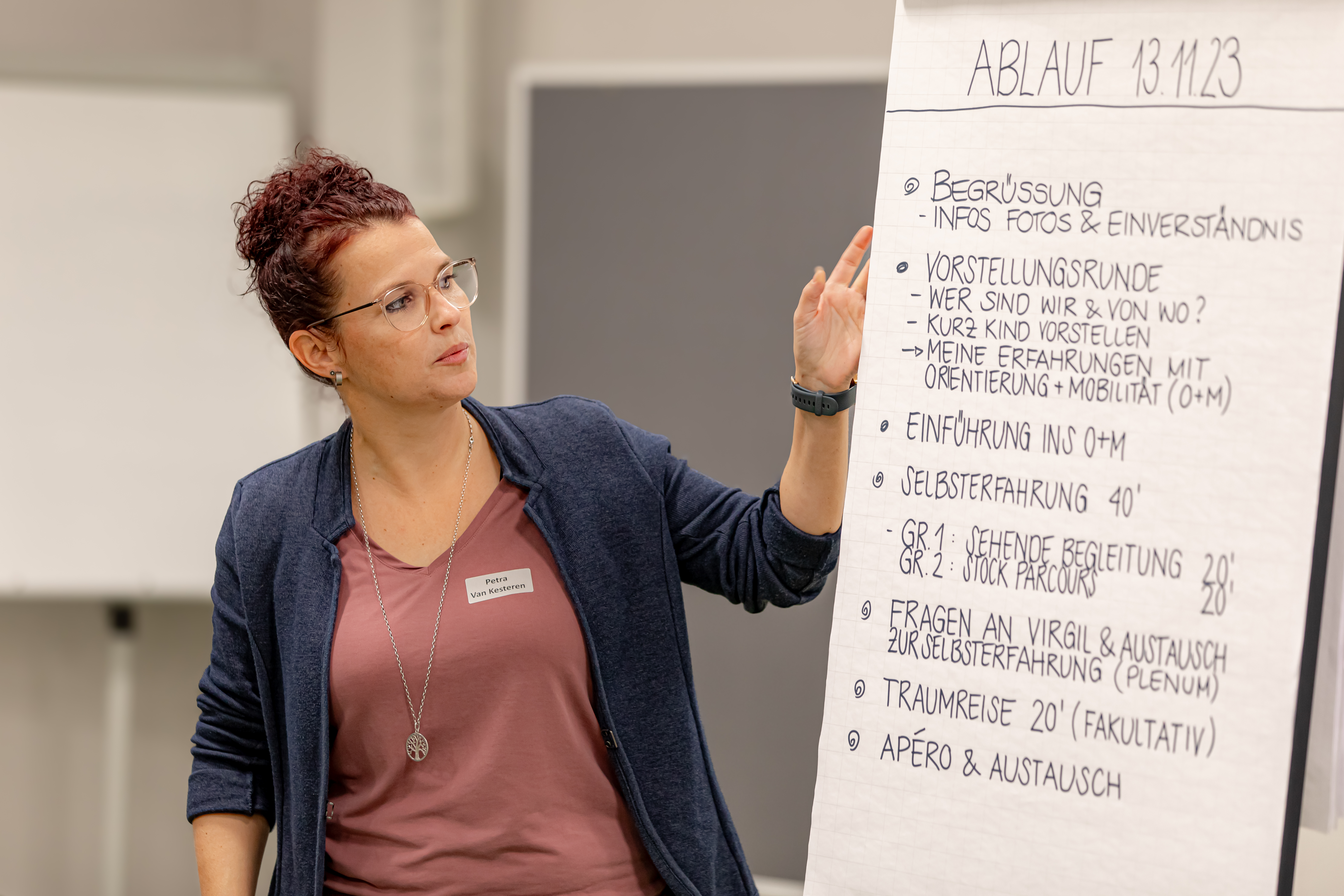 Petra Van Kesteren erklärt den Ablauf des Elternabends